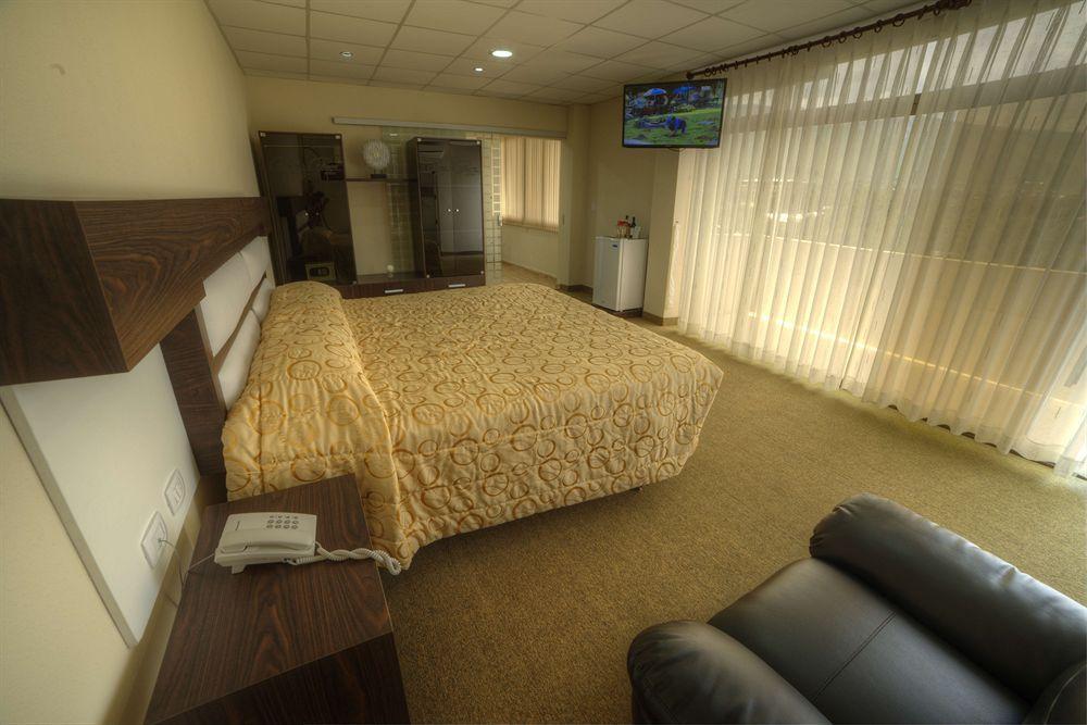 Hotel Regina โกชาบัมบา ภายนอก รูปภาพ